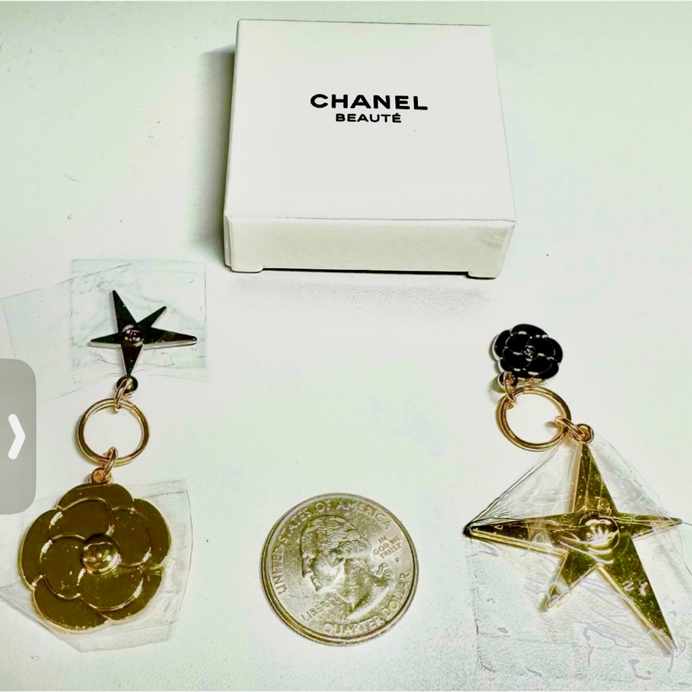 CHANEL Christmas 2025 Holiday Edition Charm Set NWB GWP - Picture 4 of 7